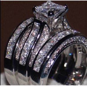 New 18 k white gold wedding ring set